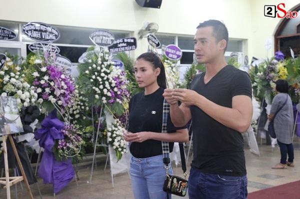 Nam Thư cẩn thận cởi giày thắp nhang vĩnh biệt nghệ sĩ Lê Bình trong đêm viếng cuối-7