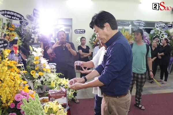Nam Thư cẩn thận cởi giày thắp nhang vĩnh biệt nghệ sĩ Lê Bình trong đêm viếng cuối-12