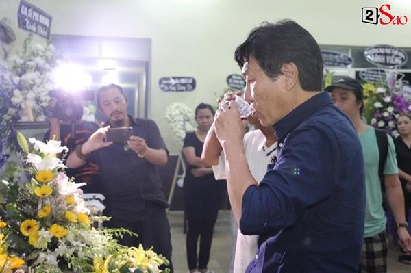 Nam Thư cẩn thận cởi giày thắp nhang vĩnh biệt nghệ sĩ Lê Bình trong đêm viếng cuối-13