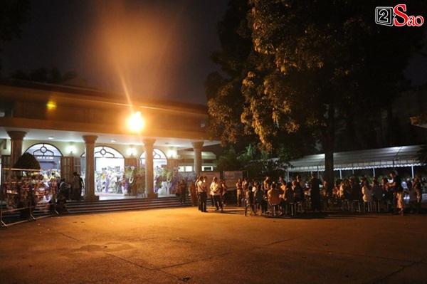 Nam Thư cẩn thận cởi giày thắp nhang vĩnh biệt nghệ sĩ Lê Bình trong đêm viếng cuối-18