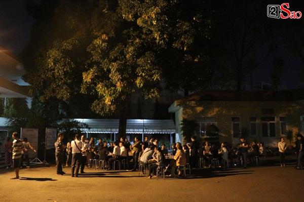 Nam Thư cẩn thận cởi giày thắp nhang vĩnh biệt nghệ sĩ Lê Bình trong đêm viếng cuối-19