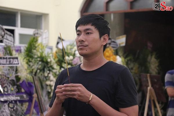 Nam Thư cẩn thận cởi giày thắp nhang vĩnh biệt nghệ sĩ Lê Bình trong đêm viếng cuối-3