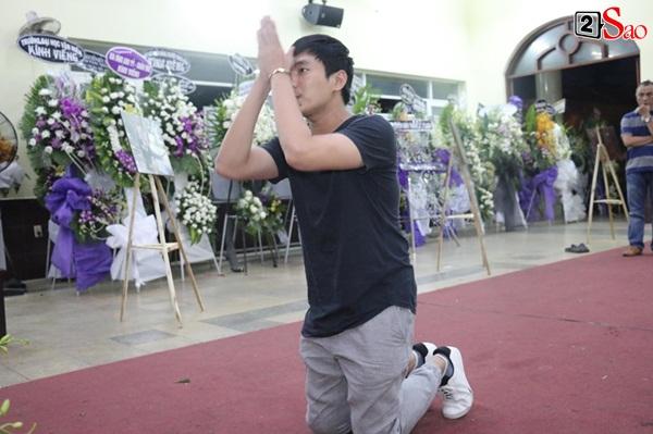 Nam Thư cẩn thận cởi giày thắp nhang vĩnh biệt nghệ sĩ Lê Bình trong đêm viếng cuối-5