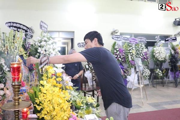 Nam Thư cẩn thận cởi giày thắp nhang vĩnh biệt nghệ sĩ Lê Bình trong đêm viếng cuối-4