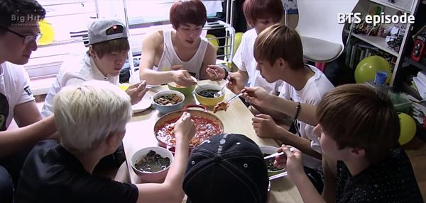 Hình ảnh anh quản lý đồng cam cộng khổ suốt 6 năm cùng BTS khiến fan rơi lệ-1