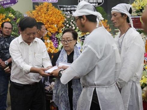 Bác Ba Phi Mạc Can giàn giụa nước mắt từ biệt Anh Tư Tại Lê Bình: Cậu ấy chỉ là đang dạo chơi ở thế giới khác mà thôi-6