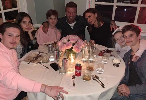 David Beckham đón sinh nhật ngọt ngào bên vợ và bốn con-6