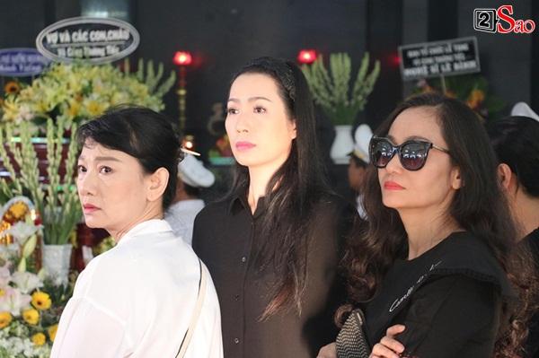 Vợ cũ và các con của cố nghệ sĩ Lê Bình xót xa nhìn linh cữu được đưa đi hỏa táng-1