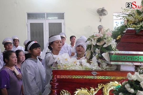 Vợ cũ và các con của cố nghệ sĩ Lê Bình xót xa nhìn linh cữu được đưa đi hỏa táng-5