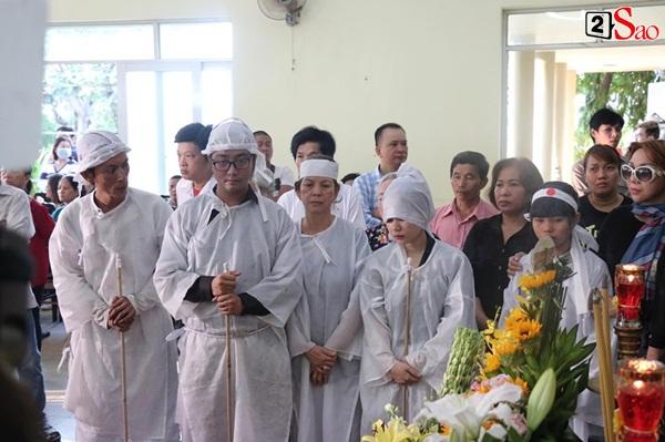 Vợ cũ và các con của cố nghệ sĩ Lê Bình xót xa nhìn linh cữu được đưa đi hỏa táng-8