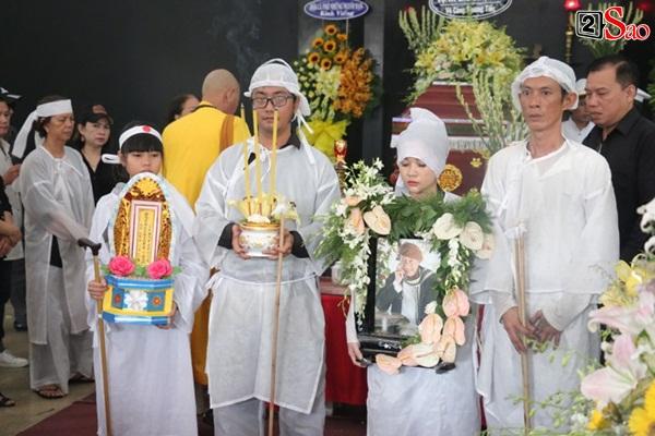 Vợ cũ và các con của cố nghệ sĩ Lê Bình xót xa nhìn linh cữu được đưa đi hỏa táng-9