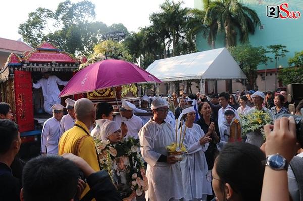 Vợ cũ và các con của cố nghệ sĩ Lê Bình xót xa nhìn linh cữu được đưa đi hỏa táng-15