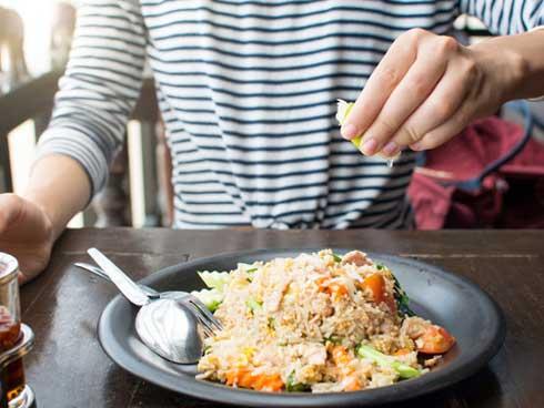 Học đầu bếp nhà hàng làm cơm chiên tôm dứa-1