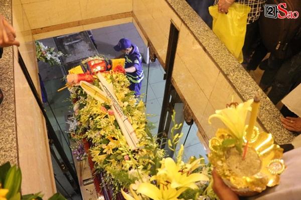 Vợ cũ và các con của cố nghệ sĩ Lê Bình xót xa nhìn linh cữu được đưa đi hỏa táng-18