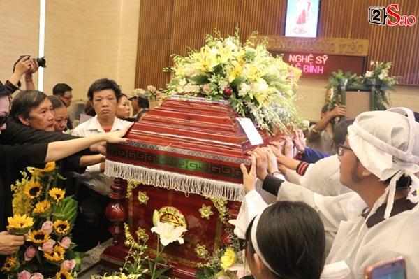 Vợ cũ và các con của cố nghệ sĩ Lê Bình xót xa nhìn linh cữu được đưa đi hỏa táng-17