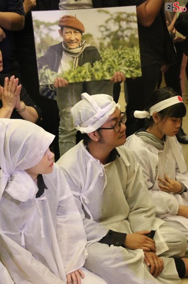 Vợ cũ và các con của cố nghệ sĩ Lê Bình xót xa nhìn linh cữu được đưa đi hỏa táng-21