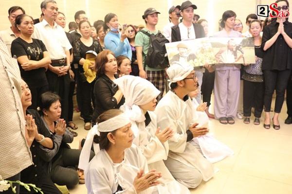 Vợ cũ và các con của cố nghệ sĩ Lê Bình xót xa nhìn linh cữu được đưa đi hỏa táng-22