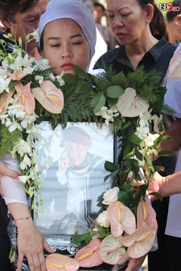 Vợ cũ và các con của cố nghệ sĩ Lê Bình xót xa nhìn linh cữu được đưa đi hỏa táng-20