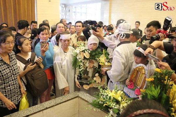 Vợ cũ và các con của cố nghệ sĩ Lê Bình xót xa nhìn linh cữu được đưa đi hỏa táng-19
