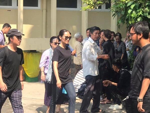 Đám tang vãn người, diễn viên Hạnh Thúy vẫn nán lại tiễn linh cữu nghệ sĩ Lê Bình vào phòng hỏa thiêu-2