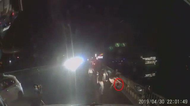 Clip: Chỉ vì bấm còi xin đường, 2 tài xế container bị nhóm côn đồ đánh bầm dập, mặt mày be bét máu-1