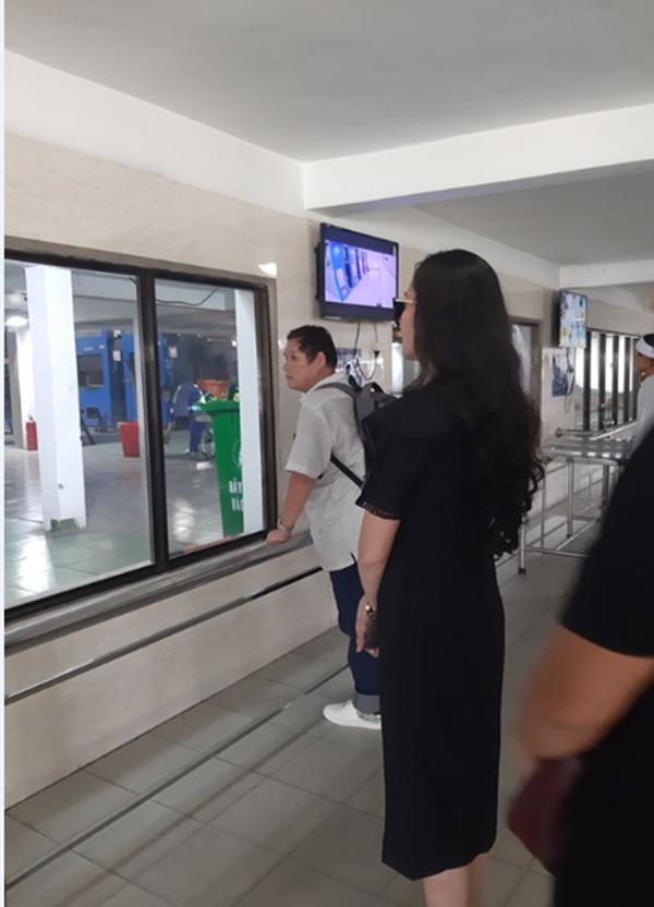 Đám tang vãn người, diễn viên Hạnh Thúy vẫn nán lại tiễn linh cữu nghệ sĩ Lê Bình vào phòng hỏa thiêu-1