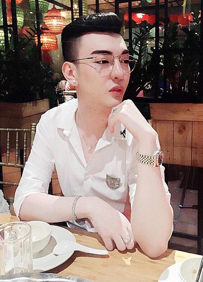 Phát sốt với phong cách yểu điệu thục nữ của trai đẹp vừa được Thúy Vi công khai lấy làm chồng-3