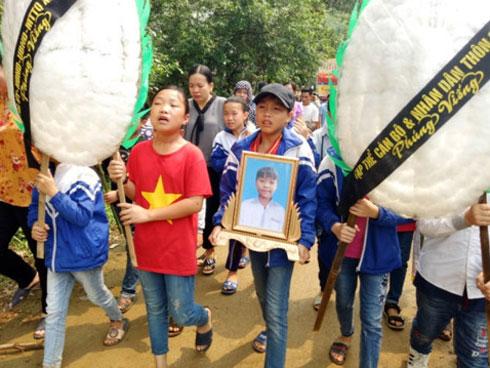 Vụ đâm 6 học trò ở Thanh Hóa: Xóm nghèo đẫm nước mắt tiễn cậu bé xấu số