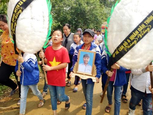 Vụ đâm 6 học trò ở Thanh Hóa: Xóm nghèo đẫm nước mắt tiễn cậu bé xấu số-1