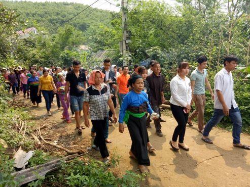 Vụ đâm 6 học trò ở Thanh Hóa: Xóm nghèo đẫm nước mắt tiễn cậu bé xấu số-5