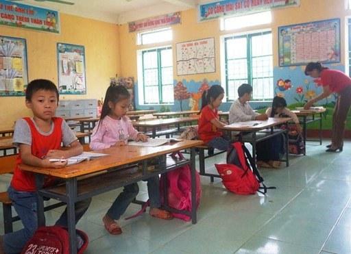 Vụ đâm 6 học trò ở Thanh Hóa: Xóm nghèo đẫm nước mắt tiễn cậu bé xấu số-7