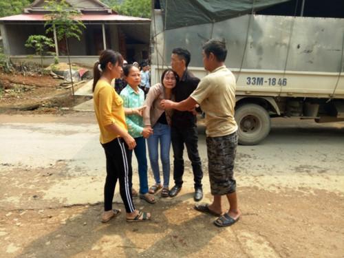 Vụ đâm 6 học trò ở Thanh Hóa: Xóm nghèo đẫm nước mắt tiễn cậu bé xấu số-2