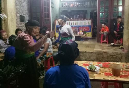 Vụ đâm 6 học trò ở Thanh Hóa: Xóm nghèo đẫm nước mắt tiễn cậu bé xấu số-6