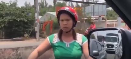 Chủ quán đánh khách đổ máu vì tô hủ tiếu 100 nghìn từng vác mã tấu đuổi theo ô tô vì không ăn đĩa cơm 35 nghìn?-4