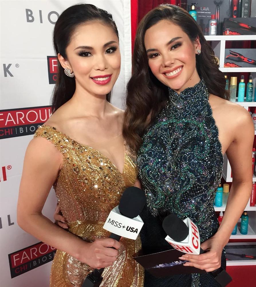 Sau thảm họa quần nhàu, Hoa hậu Hoàn vũ 2018 lại mặc đầm sến rện lép vế trước hội chị em Universe-10