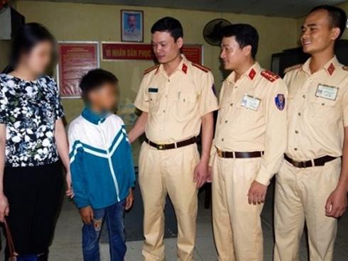 Bới từng xe rác tìm 29 cuốn hộ chiếu cho đoàn khách đi Hàn Quốc-3