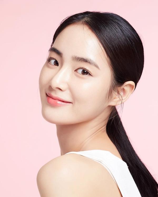 Hot girl mặt mộc có nét đẹp nguyên sơ thách thức giới make-up-9