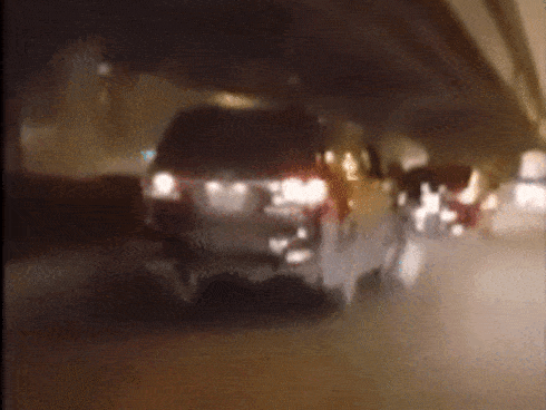 Clip: Người phụ nữ nước ngoài ‘sôi máu’ xuống xe, chặn đầu ô tô lấn làn ở ngã tư phố Hà Nội-2