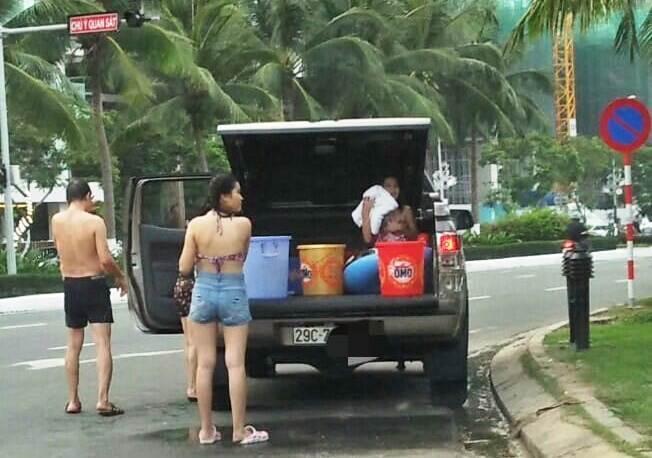 Cả nhà thản nhiên đỗ ô tô, tắm táp trên đường phố Đà Nẵng-2