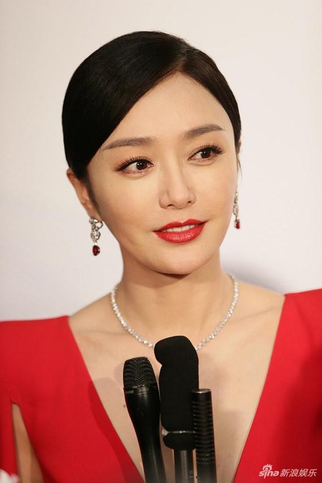 SAO MAKE UP OVER: Hải Triều trang điểm sương sương mà hết hồn - Phạm Hương lại bị app chỉnh ảnh báo hại-8