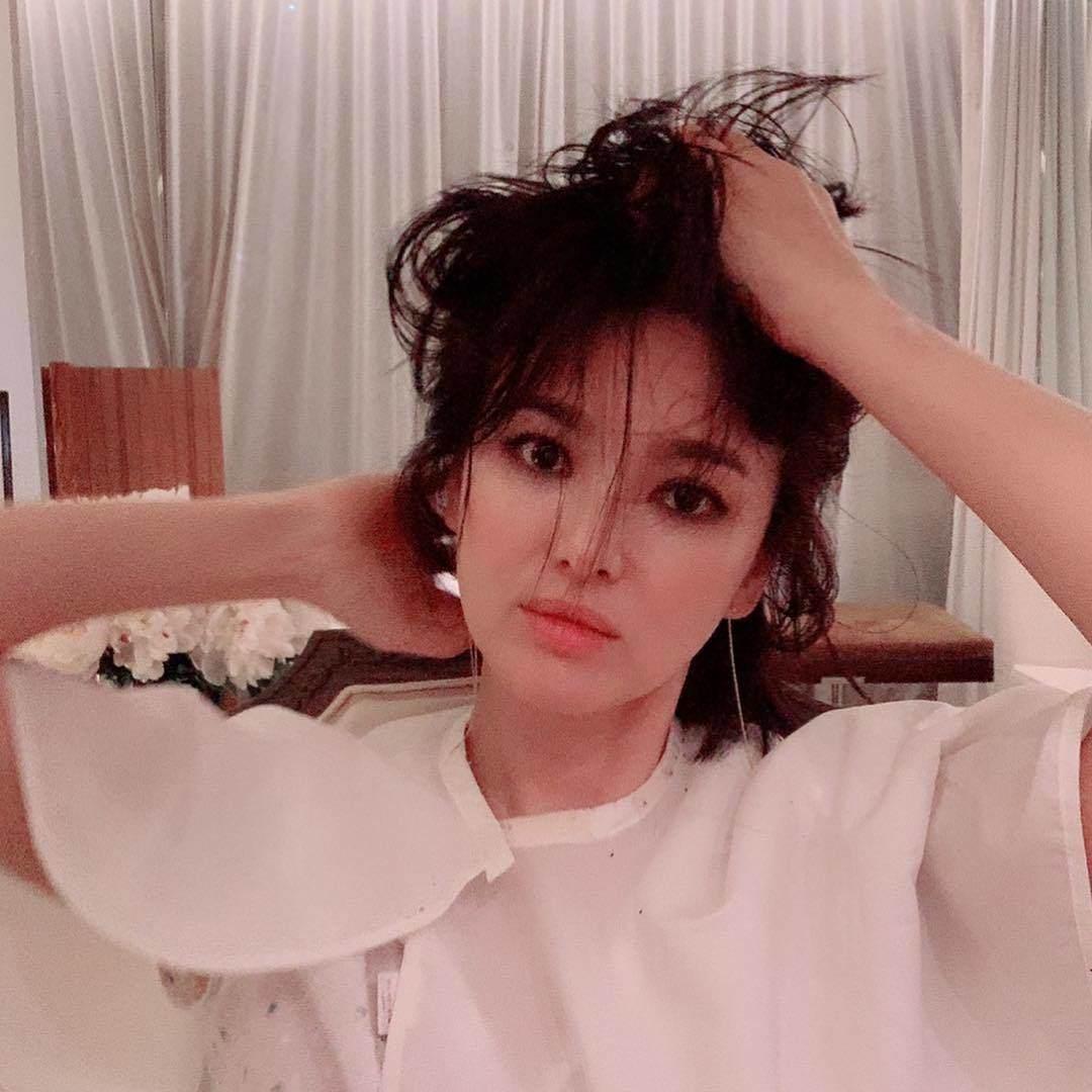 Hết hồn với hình ảnh đầu xù tóc rối của Song Hye Kyo-1