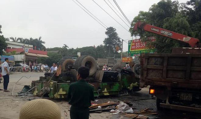Xe quân sự lật ở Hà Nội, 30 chiến sĩ bị thương-1