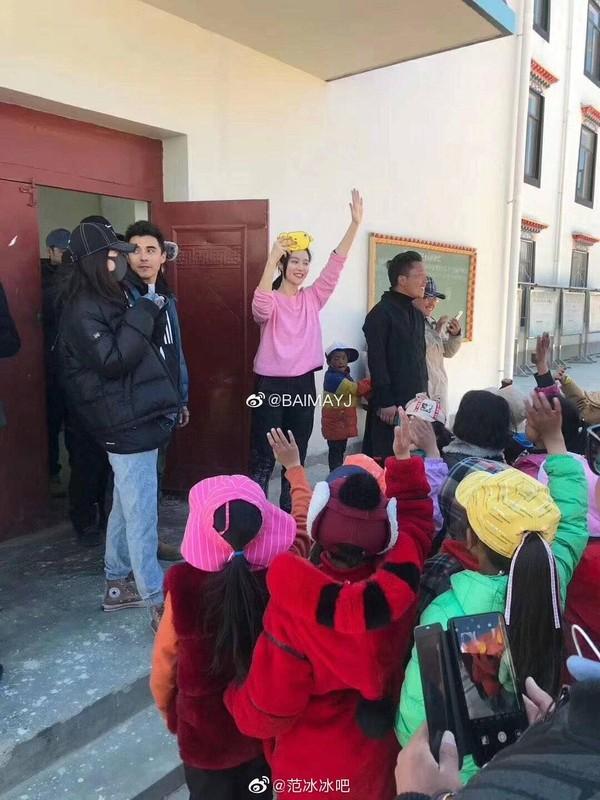 Ngày thứ 2 thiện nguyện ở Tây Tạng, Phạm Băng Băng phải thở oxy vì thời tiết-9