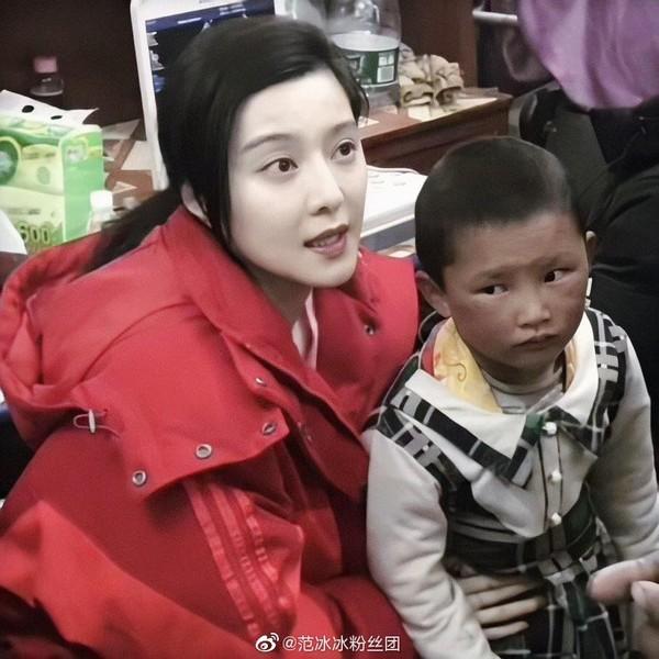 Ngày thứ 2 thiện nguyện ở Tây Tạng, Phạm Băng Băng phải thở oxy vì thời tiết-11