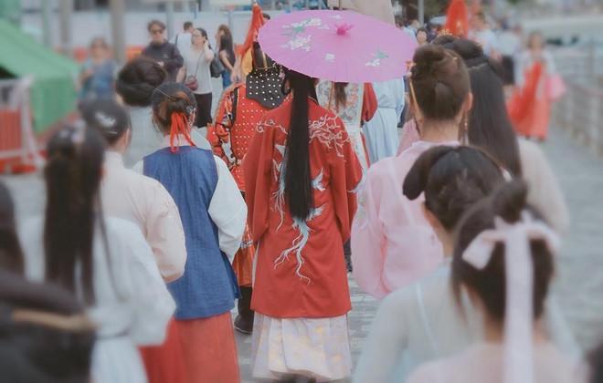 Giới trẻ Trung Quốc rộ trào lưu mặc đồ như phim kiếm hiệp ra đường-4