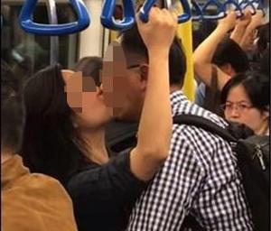 Cặp đôi lớn tuổi hôn hít nơi công cộng, nhiều người đỏ mặt quay đi nhưng phản ứng của người phụ nữ bên cạnh mới gây chú ý-2