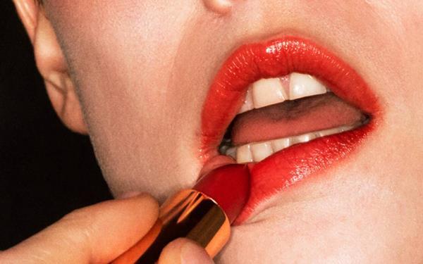 Lạ đời Gucci sử dụng người mẫu răng sún để quảng cáo son môi-2
