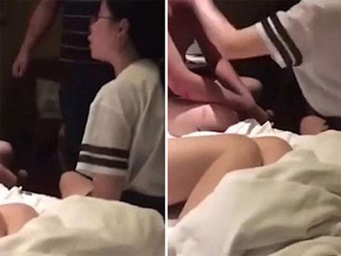 Mẹ đưa nhân tình vào phòng ngủ, con gái nhỏ khóc nghẹn ngoài sân-2