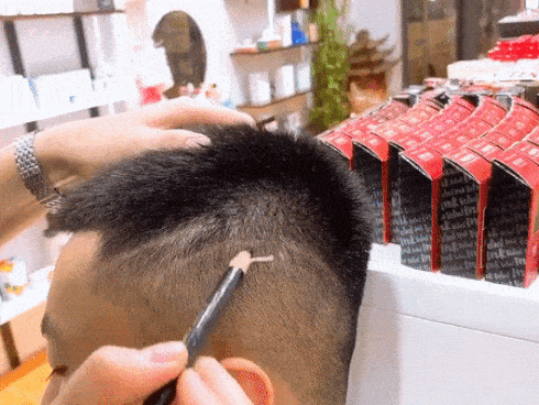 Lỡ cạo vài đường tóc nghịch ngợm, thanh niên sáng tạo dùng chì tô kín đầu trước ngày ra mắt gia đình bạn gái