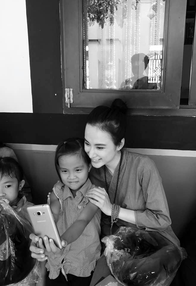 Dù không có đường cong đặc sản của Angela Phương Trinh, biển hè năm nay vẫn sôi động với loạt mỹ nhân khoe thân nóng bỏng-8